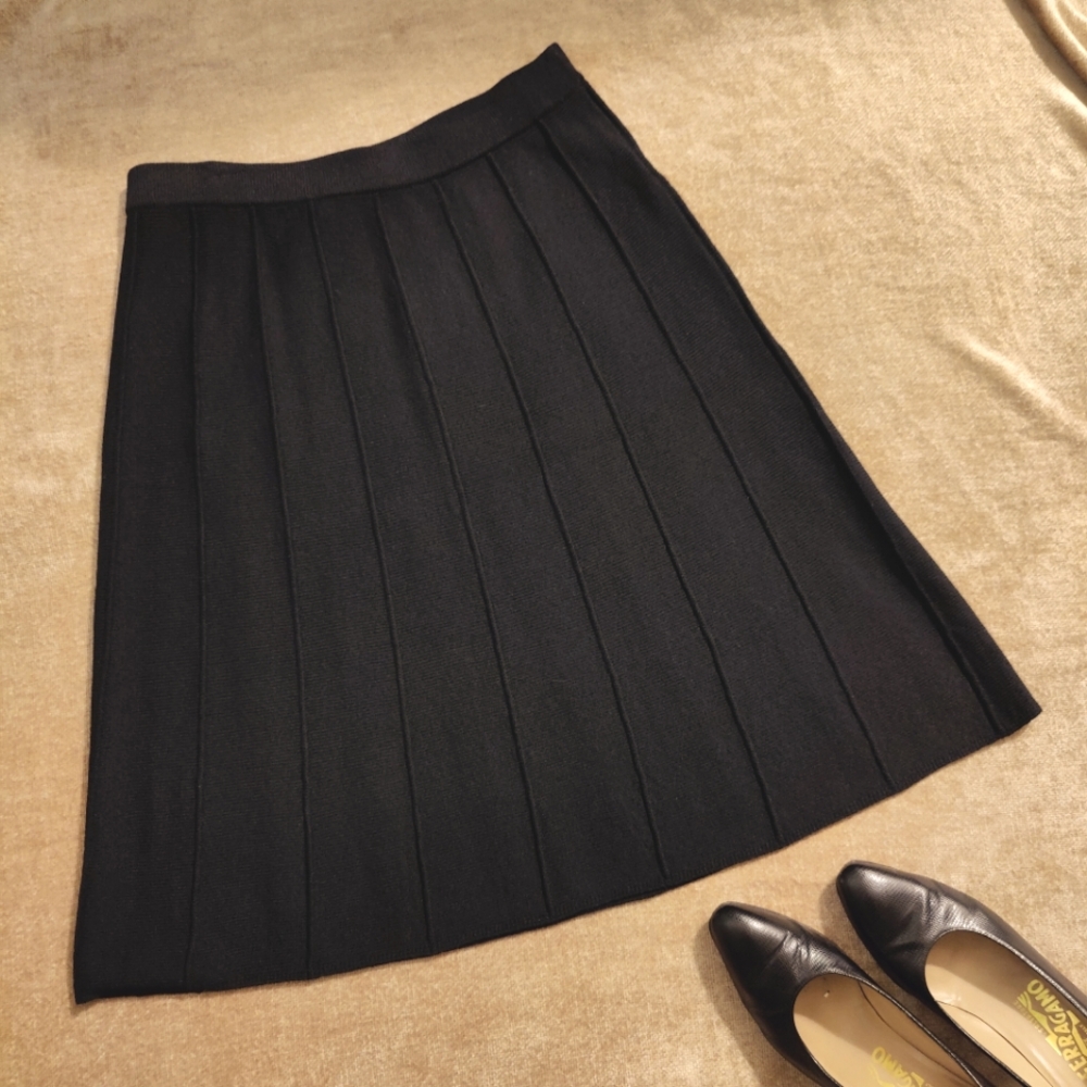 St. John Collection by Marie Gray Black A line skirt with tucking details, Sz 10